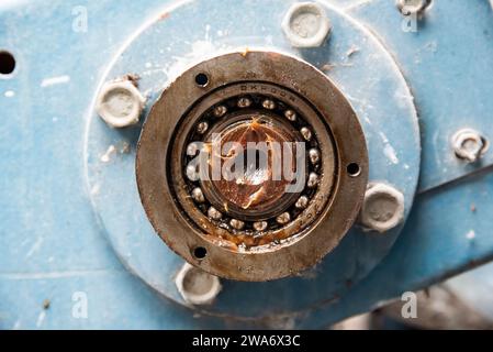 Altes beschädigtes Lager im Motor. Stockfoto