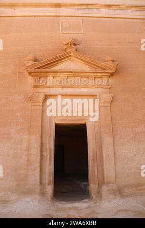 Nabatäische Grabkammer in Hegra in der Arabischen Wüste Stockfoto