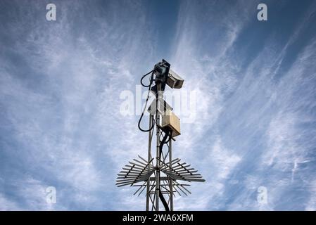 Überwachungskameras am Pfosten zur Überwachung. Stockfoto