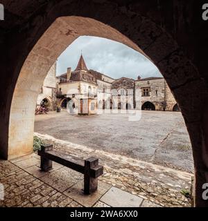 Place des Cornieres, der Marktplatz in der bastide von Monpazier aus dem 13. Jahrhundert in der französischen Dordogne Stockfoto