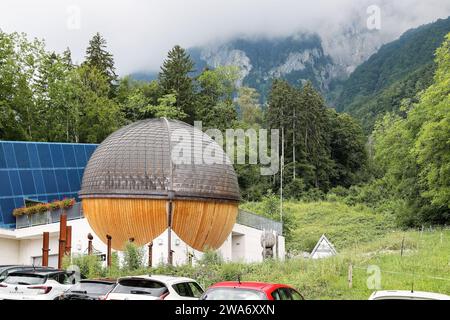 Fruemsen, Schweiz - 10. Juli. 2022: Die Seilbahnstation führt zum berühmten Gipfel der Sächsischen Lücke. Seine Architektur wurde kunstvoll gebaut Stockfoto