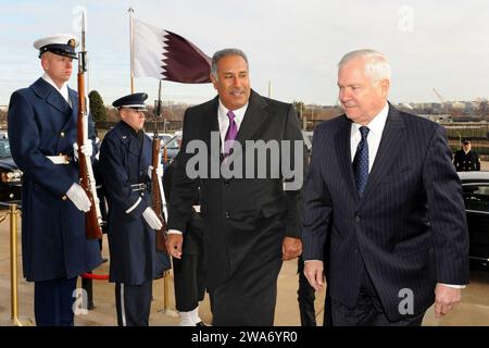 US-Streitkräfte. Verteidigungsminister Robert M. Gates, rechts, eskortiert katarischen Premierminister Hamad bin Jassim Al-Thani am 5. Januar 2010 in das Pentagon, um bilaterale Sicherheitsgespräche zu führen. (DOD-Foto von R. D. Ward/freigegeben) Stockfoto