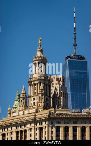 David Dinkins Gemeindegebäude mit dem One World Trade Center im Hintergrund in Downtown Manhattan NYC Stockfoto