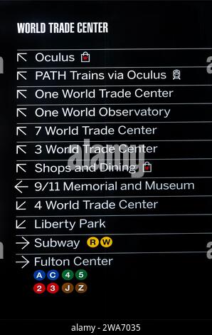 Schild zum World Trade Center mit Wegbeschreibungen zu Zügen und Urlaubsorten in Downtown Manhattan NYC Stockfoto