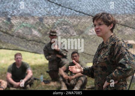 US-Streitkräfte. 130409UU132-597 ZAMBALES, Philippinen (9. April 2013) Kaplan des Marine Corps Rear ADM Margret G. Kibben spricht mit Mitgliedern des 3. Strafverfolgungsbataillons über die Arbeit, die sie während der Übung Balikatan 2013 leisten. Balikatan ist eine jährliche philippinische und US-amerikanische bilaterale Übung. Humanitäre Hilfe und Ausbildungsmaßnahmen ermöglichen es den philippinischen und amerikanischen Mitgliedern des Dienstes, dauerhafte Beziehungen aufzubauen, gemeinsam auszubilden und Hilfe in Gemeinden zu leisten, in denen der größte Bedarf besteht. (Foto des U.S. Marine Corps von Lance CPL. Brandon C. Suhr/veröffentlicht) Stockfoto