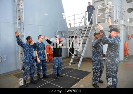 US-Streitkräfte. 131110-JX484-046 ATLANTISCHER OZEAN (10. November 2013) Seeleute an Bord des amphibischen Mehrzweckschiffs USS Bataan (LHD 5) führen ein Semaphore-Training auf der Signalbrücke durch. Semaphore ist ein visuelles System zum Senden von Informationen durch zwei Flaggen, die in jeder Hand gehalten werden. Seeleute der Bataan Amphibious Ready Group und Marines der 22. Marine Expeditionary Unit (22. MEU) nehmen an Übungen Teil. (Foto der US Navy von Seaman Mark Hays, Spezialist für Massenkommunikation, veröffentlicht) Stockfoto