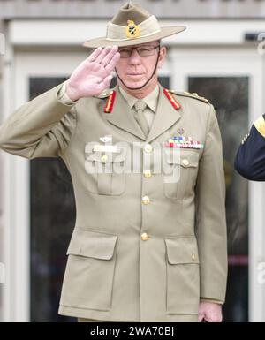 US-Streitkräfte. 18. Vorsitzender der Joint Chiefs of Staff General Martin E. Dempsey und österreichischer Chef der Verteidigungsstreitkräfte General David Hurley grüßen während einer Ehrenkriordon in der Marshall Hall der National Defense University in Fort Lesley J. McNair in Washington D.C. am 21. November 2013. DOD-Foto von Staff Sean K. Harp Stockfoto