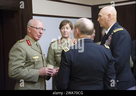 US-Streitkräfte. 18. Vorsitzender der Joint Chiefs of Staff General Martin E. Dempsey und Chief of Army Staff General Raymond T. Odierno sprechen mit dem österreichischen Chef der Defense Force General David Hurley an der National Defense University in Fort Lesley J. McNair in Washington D.C., 21. November 2013. DOD-Foto von Staff Sean K. Harp Stockfoto