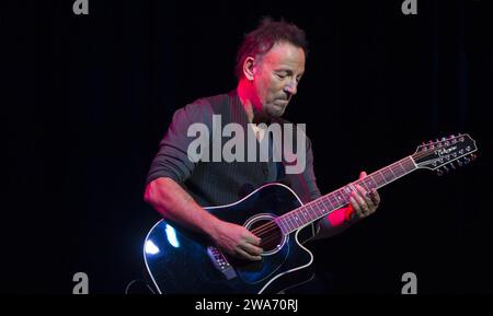 US-Streitkräfte. Der Künstler Bruce Springsteen tritt am 5. November 2014 auf der Bühne während eines „Stand Up for Heroes“-Sondervortrags im Madison Square Garden in New York City auf. (DOD-Foto von Mass Communication Specialist 1st Class Daniel Hinton/veröffentlicht) Stockfoto