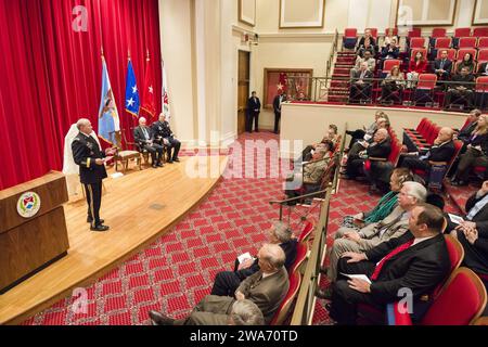 US-Streitkräfte. 18. Vorsitzender der gemeinsamen Stabschefs General Martin E. Dempsey spricht während einer Einweihungszeremonie zu Ehren des Generalleutnants der USAF (Ret.) vor einem Publikum Brent Scowcroft am National war College der National Defense University in Fort Lesley J. McNair, Washington, D.C., 13. Januar 2015. Die NDU veranstaltete eine Zeremonie zur offiziellen Einweihung von Raum 350 der Roosevelt Hall zu Ehren von Scowcroft. General Dempsey nahm als Gastredner an der Zeremonie Teil. DOD-Foto von Sean K. Harp/Freigelassen Stockfoto