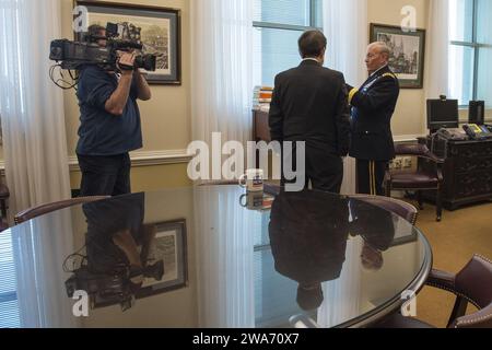 US-Streitkräfte. 18. Vorsitzender der Joint Chiefs of Staff General Martin E. Dempsey spricht mit Fox News Sunday Gastgeber Chris Wallace während eines aufgezeichneten Interviews im Pentagon, Washington D.C., 9. Januar 2015. Dempsey beantwortete Fragen zu Themen wie dem jüngsten Angriff in Paris, den laufenden Operationen gegen den IS und der Mission in Afghanistan. (DOD-Foto von D. Myles Cullen/veröffentlicht) Stockfoto