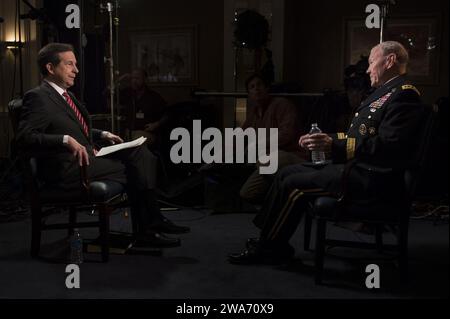 US-Streitkräfte. 18. Vorsitzender der Joint Chiefs of Staff General Martin E. Dempsey spricht mit Fox News Sunday Gastgeber Chris Wallace während eines aufgezeichneten Interviews im Pentagon, Washington D.C., 9. Januar 2015. Dempsey beantwortete Fragen zu Themen wie dem jüngsten Angriff in Paris, den laufenden Operationen gegen den IS und der Mission in Afghanistan. (DOD-Foto von D. Myles Cullen/veröffentlicht) Stockfoto