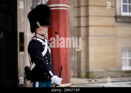 Kopenhagen, Dänemark. 2. Jänner 2024. Wachablösung der Ehrenwache des dänischen Königspalasts im Schloss Amalienborg, nach Ankündigung der Abdankung der dänischen Königin MARGRETHE am 14. Januar, den 52. Jahrestag Ihrer Thronbesteigung. Hovedstaden *** Kopenhagen, Dänemark 2. Januar 2024 Ablösung der Ehrenwache des dänischen Königspalastes im Schloss Amalienborg nach der Ankündigung der Abdankung der dänischen Königin MARGRETHE am 14. Januar, dem 52. Jahrestag ihrer Thronbesteigung Hovedstaden Stockfoto