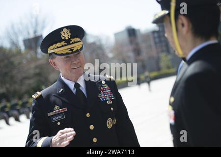 US-Streitkräfte. Der 18. Vorsitzende der Joint Chiefs of Staff General Martin E. Dempsey begrüßt den hochrangigen Stab der japanischen Selbstverteidigungsstreitkräfte nach einer Zeremonie zu Dempseys Ehren im Verteidigungsministerium in Tokio am 25. März 2015. Dempsey besucht Japan im Rahmen einer zweitägigen Reise, um die Allianz zwischen den USA und Japan zu stärken. (DOD-Foto von U.S. Navy Petty Officer 1st Class Daniel Hinton/veröffentlicht) Stockfoto