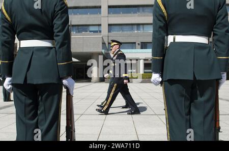 US-Streitkräfte. Der 18. Vorsitzende der Joint Chiefs of Staff, General Martin E. Dempsey, führt eine Prüfung während einer Zeremonie zu Dempseys Ehren im Verteidigungsministerium in Tokio am 25. März 2015 durch. Dempsey besucht Japan im Rahmen einer zweitägigen Reise, um die Allianz zwischen den USA und Japan zu stärken. (DOD-Foto von U.S. Navy Petty Officer 1st Class Daniel Hinton/veröffentlicht) Stockfoto