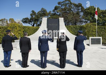 US-Streitkräfte. 18. Vorsitzender der gemeinsamen Stabschefs General Martin E. Dempsey überreichte Auszeichnungen an einer Gedenkfeier für gefallene japanische und US-amerikanische Dienstmitglieder im japanischen Verteidigungsministerium in Tokio am 25. März 2015. Dempsey besucht Japan im Rahmen einer zweitägigen Reise, um die Allianz zwischen den USA und Japan zu stärken. (DOD-Foto von U.S. Navy Petty Officer 1st Class Daniel Hinton/veröffentlicht) Stockfoto