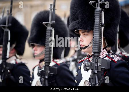 Kopenhagen, Dänemark. 2. Jänner 2024. Wachablösung der Ehrenwache des dänischen Königspalasts im Schloss Amalienborg, nach Ankündigung der Abdankung der dänischen Königin MARGRETHE am 14. Januar, den 52. Jahrestag Ihrer Thronbesteigung. Hovedstaden *** Kopenhagen, Dänemark 2. Januar 2024 Ablösung der Ehrenwache des dänischen Königspalastes im Schloss Amalienborg nach der Ankündigung der Abdankung der dänischen Königin MARGRETHE am 14. Januar, dem 52. Jahrestag ihrer Thronbesteigung Hovedstaden Stockfoto