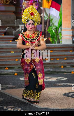 Bali, Indonesien, 8. September 2022, balinesische Tänzerin, die einen „Barong-Tanz“ vorführt Stockfoto