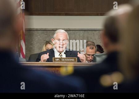 US-Streitkräfte. Senator Jeff Sessions fragt den 18. Vorsitzenden der Joint Chiefs of Staff General Martin E. Dempsey während einer Anhörung über die Strategie der Gegenwehr-ISIL (Islamischer Staat im Irak und in der Levante) am 7. Juli 2015 auf dem Capitol Hill. DOD-Foto von Sean K. Harp/Freigelassen Stockfoto