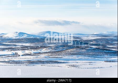 Die wunderschöne schneebedeckte Winterlandschaft von Kiruna in Schweden. Stockfoto