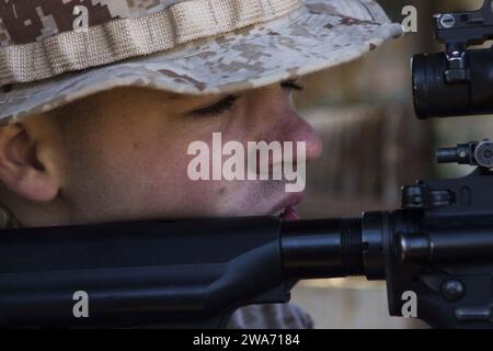 US-Streitkräfte. 151026ED118-768 DOGANBEY, Türkei (26. Okt. 2015) U.S. Marine Corps Lance CPL. Jacob Fields, zugewiesen an Golf Company, Battalion Landing Team 2/6, 26. Marine Expeditionary Unit, stellt Sicherheit während amphibischer Angriffsproben während der Übung Egemen 2015 in Doganbey, Türkei, 26. Okt. Egemen ist eine von der Türkei geführte und veranstaltete amphibische Übung, die dazu dient, taktische Fähigkeiten und Interoperabilität zwischen den Teilnehmern zu verbessern. Die 26th Marine Expeditionary Unit wird im 6th Flottenbereich eingesetzt, um die nationalen Sicherheitsinteressen der USA in Europa zu unterstützen. (U. Stockfoto