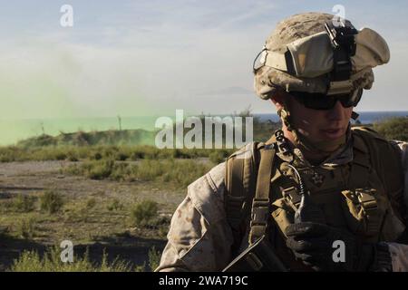 US-Streitkräfte. 151027ED118-043 DOGANBEY, Türkei (27. Oktober 2015) U.S. Marine Corps 1st Lieutenant Miles Snelgrove, Platoon Commander, Golf Company, Battalion Landing Team 2/6, 26th Marine Expeditionary Unit (MEU), kommuniziert per Funk während eines amphibischen Angriffs im Rahmen der Übung Egemen 2015 in Doganbey, Türkei, 27. Oktober. Egemen ist eine von der Türkei geführte und veranstaltete amphibische Übung, die dazu dient, taktische Fähigkeiten und Interoperabilität zwischen den Teilnehmern zu verbessern. Die 26. MEU wird in den sechsten Zuständigkeitsbereich der Flotte entsandt, um die nationalen Sicherheitsinteressen der USA in Europa zu unterstützen. (U. Stockfoto