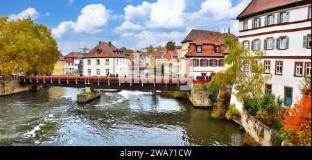 Blumengeschmückte Brücke über die Regnitz in der Altstadt von Bamberg, Bayern, Deutschland Stockfoto