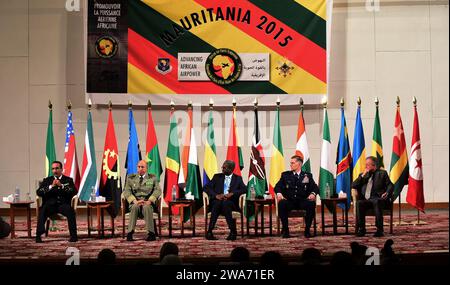 US-Streitkräfte. Die mauretanische und die US-Führung nehmen an der Eröffnungszeremonie des 5. Jährlichen Symposiums der Afrikanischen Luftschefs in Nouakchott, Mauretanien, am 15. September 2015 Teil. Die mauretanische Luftwaffe veranstaltet das diesjährige Symposium der African Air Chiefs an der Seite der U.S. Air Forces Africa vom 14. Bis 17. September, um den Air Chiefs aus den USA und 18 afrikanischen Ländern die Möglichkeit zu geben, die Rolle der Air Power bei der Bewältigung afrikanischer Herausforderungen zu diskutieren. (Foto der U.S. Air Force von Master Sgt. Chrissy Best/Released) Stockfoto