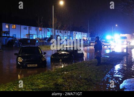 Hathern, Leicestershire, Großbritannien. Januar 2024. Wetter in Großbritannien. Die Autofahrer stehen bei ihren Autos, die im Hochwasser gestrandet sind. Starke Winde und heftige Regenfälle treffen einen großen Teil Großbritanniens, als der kleine, aber potente Sturm Henk trifft. Credit Darren Staples/Alamy Live News. Stockfoto