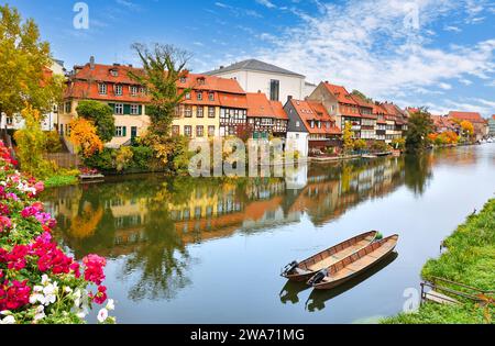 Wunderbares kleines Venedig am Flussufer mit einem alten Boot in Bamberg, Oberfranken, Deutschland Stockfoto