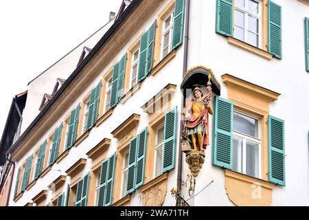 Eckhaus mit prächtiger Statue, Bamberg, Oberfranken, Deutschland Stockfoto