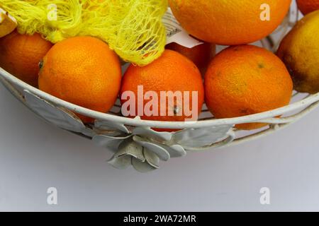 Ein Nahfoto einer Schüssel Zitronen, Orangen und Limetten. Stockfoto