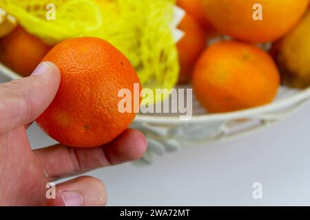 Ein Nahfoto einer Schüssel Zitronen, Orangen und Limetten. Stockfoto