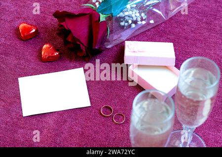 valentinstag Verlobungsfeier mit Ringen, Pralinen und Blumen Stockfoto