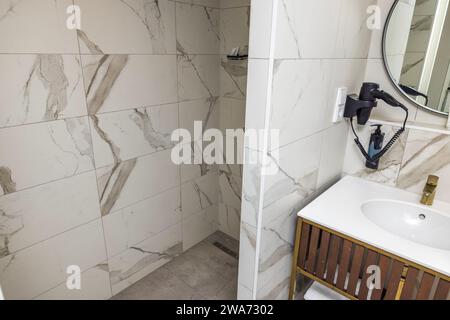 Blick von innen auf den Duschbereich im Bad mit hellen Wandfliesen. Curacao. Stockfoto
