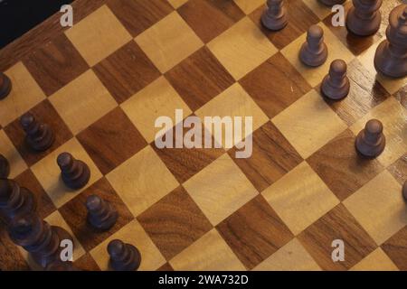Ein Nahfoto eines handgefertigten Holzschachbretts und Schachfiguren. Stockfoto
