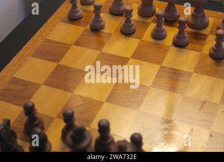 Ein Nahfoto eines handgefertigten Holzschachbretts und Schachfiguren. Stockfoto