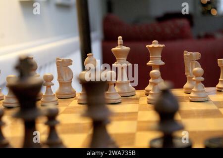 Ein Nahfoto eines handgefertigten Holzschachbretts und Schachfiguren. Stockfoto