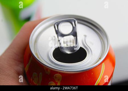 Dublin, Irland - 3. Januar 2024: Ein Nahaufnahme-Foto von sieben Up- und Club Zero-Soda-Getränkedosen auf einer weißen Oberfläche. Stockfoto