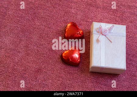 Geschenkbox mit zwei herzförmigen Pralinen, valentinstag und Liebeskonzept Stockfoto