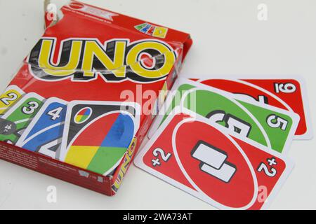 Dublin, Irland - 3. Januar 2024: Ein Foto eines Pakets UNO-Spielkarten auf einem weißen Schreibtisch. Stockfoto