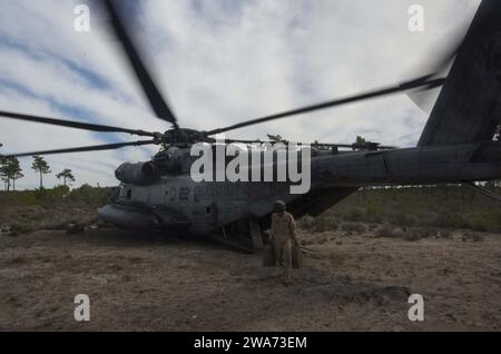 US-Streitkräfte. 151021WC184-010 PINHEIRO da CRUZ, PRAIA da RAPOSA, Portugal – United States Marine Corps CPL. Tho LE, ein Crewchef an Bord eines CH-53E Sea Hengst Hubschraubers mit der 26. Marine Expeditionary Unit, an Bord des amphibischen Transportdockschiffs USS Arlington (LPD 24), trägt zwei fünf-Liter-Wasserkannen, um die US-Marines und die portugiesischen Marines am Boden mit Wasser zu versorgen, nachdem sie eine kombinierte Hubschrauberübung in der Nähe von Pinheiro da Cruz, Praia da Raposa, Portugal, am 21. Oktober 2015 während Trident Junction 15 absolviert hatten. Trident Junction ist eine von der NATO geführte Übung Stockfoto