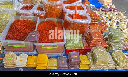 Trockene asiatische Gewürze in Bulk am Farmers Market Stand Stockfoto