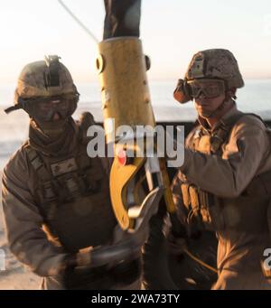 US-Streitkräfte. 151029WC184-005 PINHEIRO da CRUZ, PRAIA da RAPOSA, Portugal – U.S. Marine Lance CPL. Dustin Mason (links), ein Spezialist für die Unterstützung der Landung, mit dem Landung Support Detachment, 26. Marine Expeditionary Unit an Bord des amphibischen Transportdocks USS Arlington (LPD 24) bereitet sich darauf vor, eine Schlinge, die mit einem M105-Anhänger verbunden ist, an einem Hebehaken von einem CH-53E Super Hallion mit Marine Medium Tilt Rotor Squadron 162 (VMM-162), 26. MEU, an Bord der USS Arlington zu befestigen, während U.S. Marine Lance CPL. Micah English (rechts), ein Landeassistent ist Stockfoto