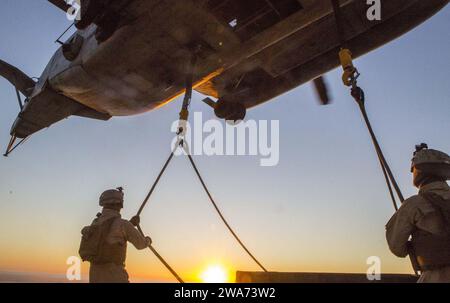 US-Streitkräfte. 151029WC184-007 PINHEIRO da CRUZ, PRAIA da RAPOSA, Portugal – U.S. Marine Lance CPL. James Stamper (links) und Lance CPL. James Stamper (rechts), Spezialisten für Landungsunterstützung, mit der Landungsunterstützungseinheit, 26. Marine Expeditionary Unit an Bord des amphibischen Transportdockschiffs USS Arlington (LPD 24), Hold Hebegurte, die den Anhänger M105 mit dem CH-53E Super Hengst mit dem Marine Medium Tilt Rotor Squadron 162 (VMM-162), 26. MEU, verbinden, bestiegen die USS Arlington und schwebten während eines externen Aufzugstrainings in Pinheiro da Cruz, Praia da Raposa Bea Stockfoto