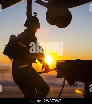 US-Streitkräfte. 151029WC184-009 PINHEIRO da CRUZ, PRAIA da RAPOSA, Portugal – U.S. Marine Lance CPL. Dustin Mason, ein Spezialist für die Unterstützung der Landung, zusammen mit der Landung Support Detachment, 26. Marine Expeditionary Unit, die an Bord des amphibischen Transportdocks USS Arlington (LPD 24) eingestiegen ist, hält die Schlinge, die den Anhänger 105 mit dem CH-53E Super Hengst verbindet, mit dem Marine Medium Tilt Rotor Squadron 162 (VMM-162), 26. MEU, eingestiegen auf der USS Arlington und schweben während eines externen Aufzugstrainings in Pinheiro da Cruz, Praia da Raposa Beach, Portugal, 22. Oktober 2015, während Trid über dem Kopf Stockfoto