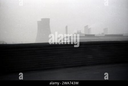 1972, historisch, Tinsley Rolling Mill, mit großen Kühltürmen, Sheffield, South Yorkshire, England, Großbritannien. Das Stahlwerk in Tinsley wurde 1963 von der English Steel Corporation (ESC) eröffnet und war das größte Stahlspezialwerk in Großbritannien. Der ESC wurde 1967 in die British Steel Corporation (BSC) aufgenommen. Stockfoto