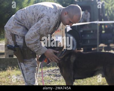 US-Streitkräfte. 151026AW179-221 DOGANBEY, Türkei (26. Oktober 2015) – Josue E. Robles, ein militärischer Arbeitshundeführer bei der 26. Marine Expeditionary Unit (MEU), streichelt einen Kampfhund mit der MEU. während der Demonstration militärischer Arbeitshunde für türkische Marines und Seeleute während der Übung Egemen am 26. Oktober 2015. Egemen ist eine von der Türkei geführte und veranstaltete amphibische Übung, die dazu dient, taktische Fähigkeiten und Interoperabilität zwischen den Teilnehmern zu verbessern. (U.S. Marine Corps Foto von CPL. Joshua W. Brown/veröffentlicht) Stockfoto