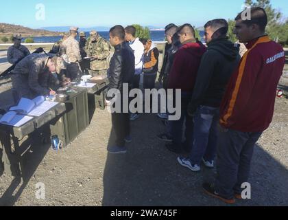 US-Streitkräfte. 151026AW179-029 DOGANBEY, Türkei(Okt. 26. Oktober 2015) – US-Marines mit Kampflogistik-Bataillon 26, 26. Marine Expeditionary Unit (MEU), übernehmen die Rolle der türkischen Marines und Seeleute im Rahmen einer Übung zur Evakuierungsoperation ohne Kombattanten während der Übung Egemen, 26. Oktober 2015. Egemen ist eine von der Türkei geführte und veranstaltete amphibische Übung, die dazu dient, taktische Fähigkeiten und Interoperabilität zwischen den Teilnehmern zu verbessern. Türkische Marinesoldaten und Seeleute fungierten als Nichtkämpfer, um das Training zu verbessern und es aus erster Hand zu erleben. (Foto des U.S. Marine Corps von CPL. Joshua W. br Stockfoto