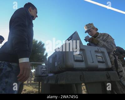 US-Streitkräfte. 151026AW179-076 DOGANBEY, Türkei (26. Oktober 2015) – Ein U.S. Marine mit Combat Logistics Battalion 26, 26. Marine Expeditionary Unit (MEU) überprüft die Informationen eines Rollenspielers und gibt sie in eine elektronische Datenbank ein, als Teil eines Trainings zur Evakuierung ohne Kämpfer während der Übung Egemen 2015. Oktober 26. Egemen ist eine von der Türkei geführte und veranstaltete amphibische Übung, die dazu dient, taktische Fähigkeiten und Interoperabilität zwischen den Teilnehmern zu verbessern. Türkische Marinesoldaten und Seeleute fungierten als Nichtkämpfer, um das Training zu verbessern und es aus erster Hand zu erleben. (U.S. Marine Co Stockfoto